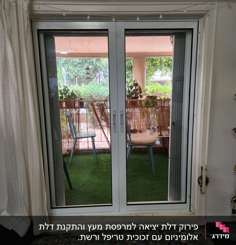 דלת הזזה מאלומיניום עם זכוכית שקופה